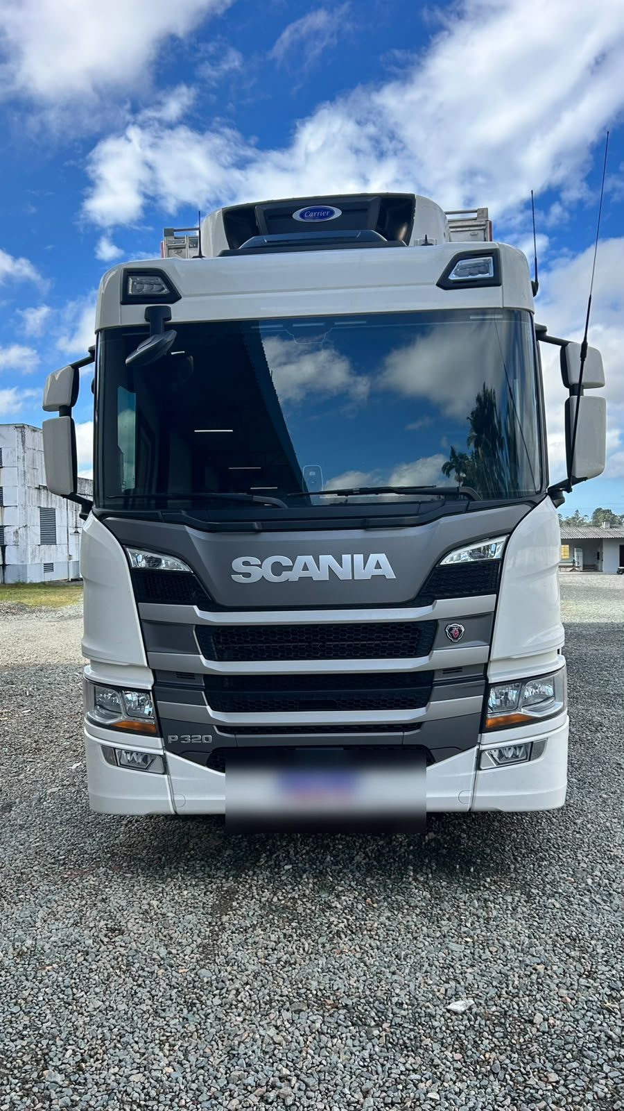 Cavalo mecânico Scania P320 com equipamento de refrigeração Carrier