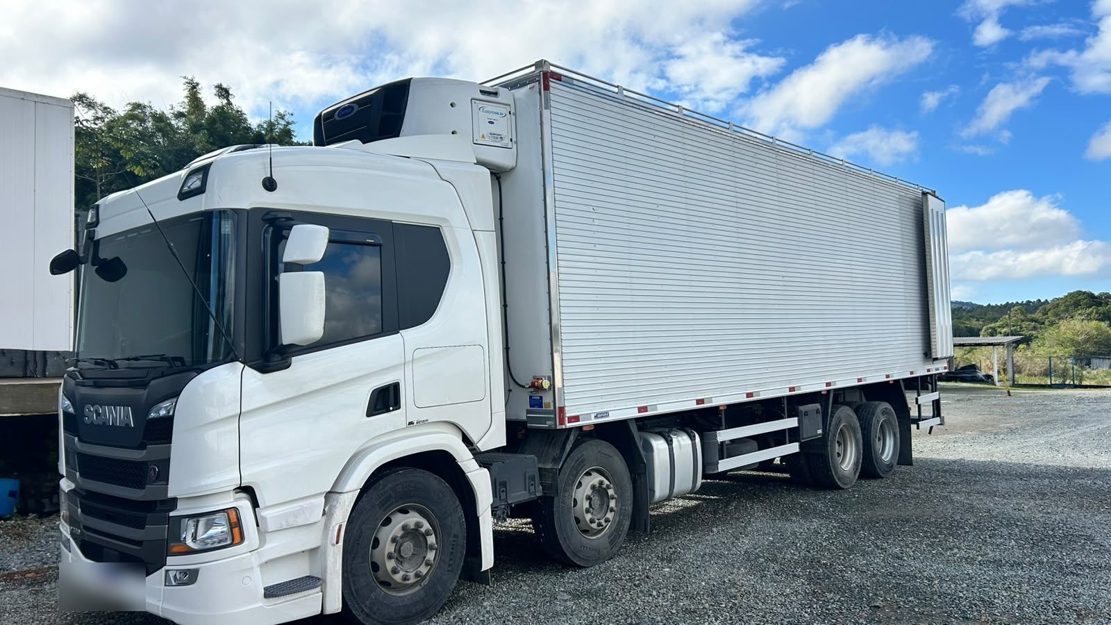 Conjunto cavalo mecânico Scania com semirreboque frigorificado da Nova Pesca